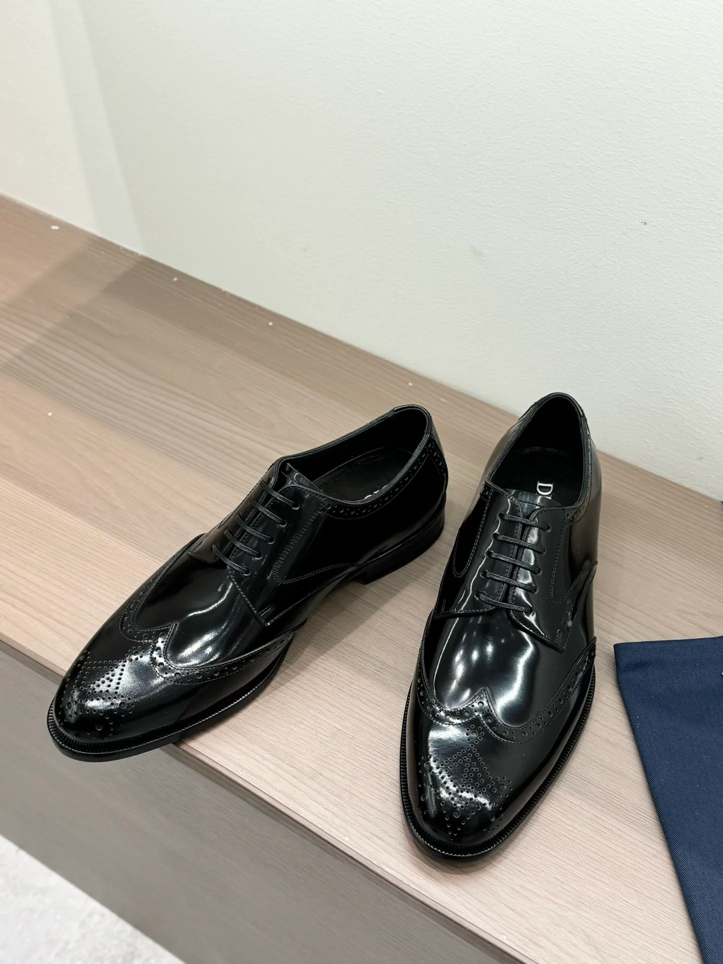 [Dior] Top P: 960💰 Standard code 39-44 (38.45.46 custom-made, non-returnable and non-exchangeable) Dior Dior's latest high-end men's boutique casual leather shoes, imported cowhide upper, water-dyed cowhide lining, imported leather outsole, perfect details are impeccable.